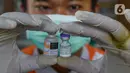 Petugas kesehatan menunjukkan vaksin dosis ketiga (Booster) di Ruang Publik Terpadu Ramah Anak (RPTRA) Kopi Gandaria, Pasar Rebo, Jakarta, Jumat (15/7/2022). Wajibnya vaksin booster terkait terus bertambahnya kasus Covid-19 yakni 3.584 orang pada hari Kamis 14 Juli 2022. (merdeka.com/Imam Buhori)