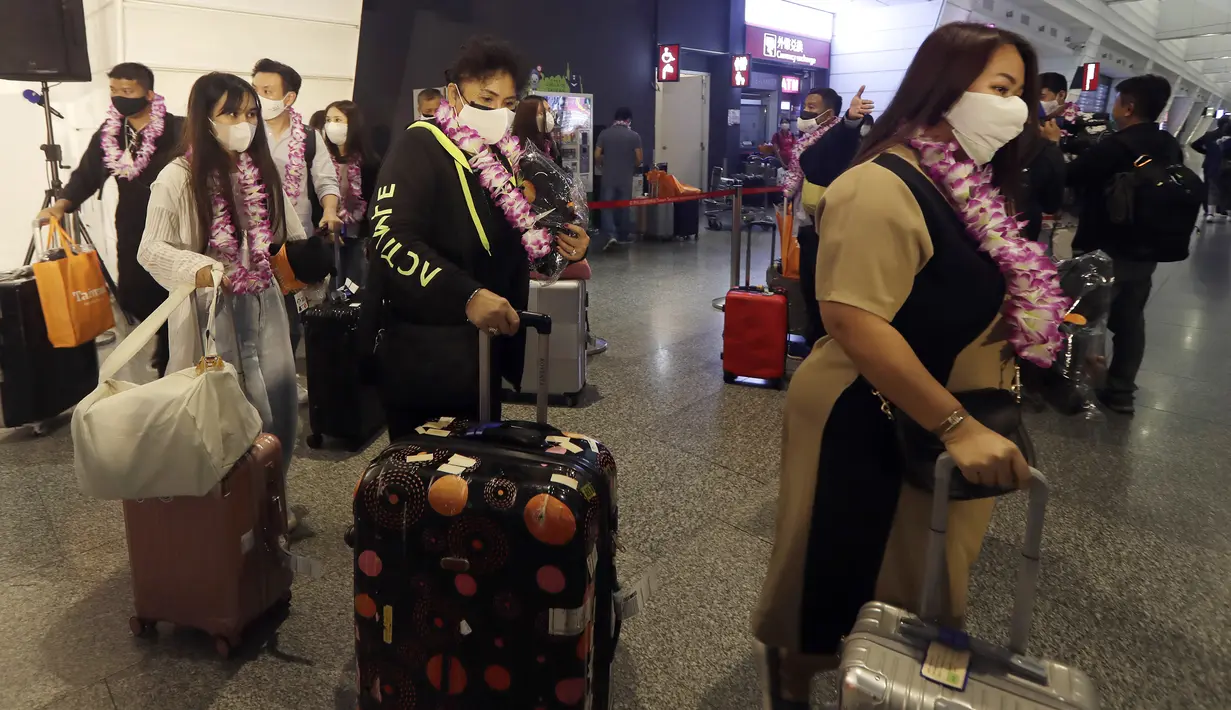 Rombongan pertama wisatawan asing tiba di Bandara Internasional Taoyuan di Taoyuan, Taiwan Utara, Kamis (13/10/2022). Pemerintah menyambut kedatangan pertama yang mendapat manfaat berakhirnya karantina dalam penerbangan dari Bangkok di bandara internasional utama Taiwan.  (AP Photo/Chiang Ying-ying)