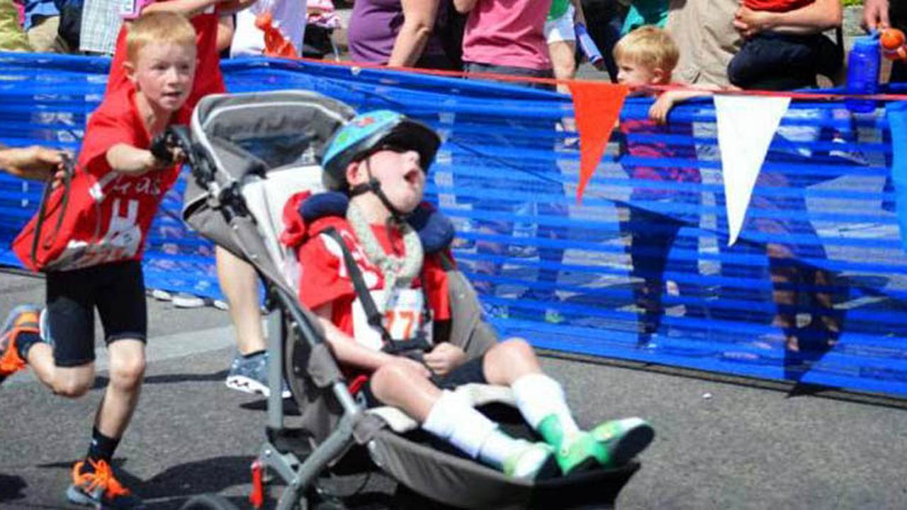 Haru, Bocah ini Bawa Adiknya yang Disabilitas untuk Triathlon