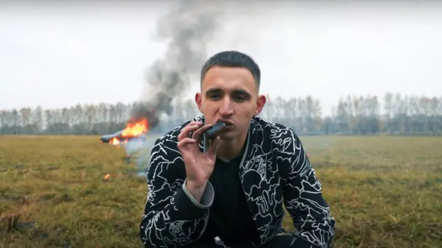 Viral, Aksi Santai Youtuber Rusia Bakar Mobil Mercedes-AMG GT