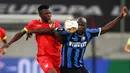 Penyerang Inter Milan, Romelu Lukaku, berebut bola dengan bek Bayer Leverkusen, Edmond Tapsoba, pada perempat final Liga Europa 2019/2020 di Merkur Spiel-Arena, Jerman, Selasa (11/8/2020) dini hari WIB. Inter Milan menang 2-1 atas Bayer Leverkusen. (AFP/Dean Mouhtaropoulos/pool)