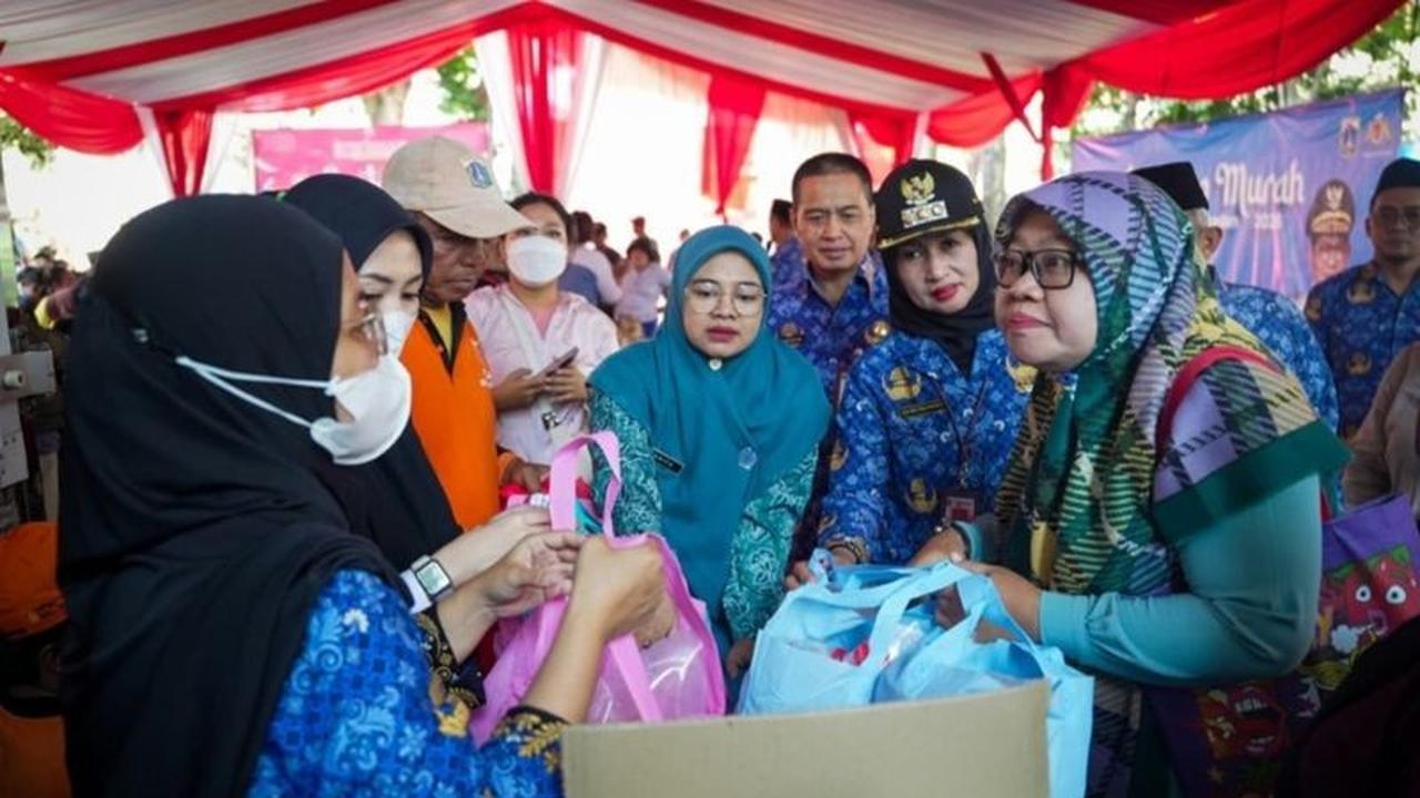 Ribuan Paket Sembako Murah Jakarta Barat Ludes Diserbu Warga Jelang Idul Fitri