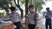 Polsek Jagakarsa melakukan penyelidikan terkait penemuan janin bayi di kawasan Kali Baru Barat Cabang tengah Srengseng Sawah, Jagakarsa, Jakarta Selatan, Selasa (7/3/2023). (Dok. Merdeka.com/Bachtiarudin Alam)