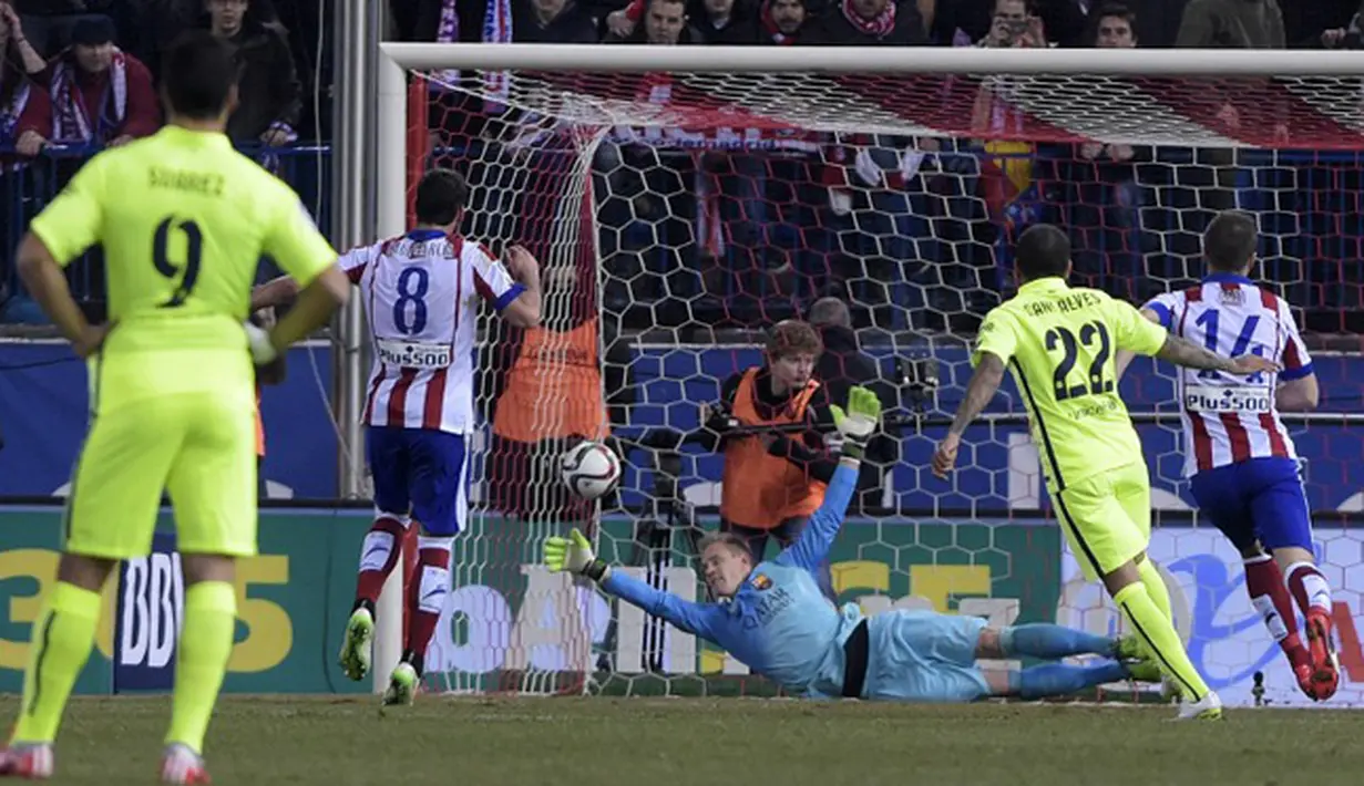 Atletico sempat unggul di menit 30 berkat penalti Raul Garcia. Hadiah penalti ini memicu protes pemain Barca karena Javier Mascherano melakukan pelanggaran di luar kotak penalti, Spanyol, Kamis (29/1/2015). (AFP Photo)