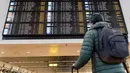 Penumpang berjalan di aula keberangakatan di Bandara Brussels, Zaventem, Belgia, Rabu (13/2). Tidak ada pesawat yang terbang di bawah ketinggian 8.000 meter akan diizinkan terbang di atas negara itu. (AP Photo/Geert Vanden Wijngaert)