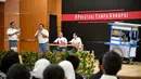 Mendikbud Nadiem Makarim (kedua kanan), Menparekraf Wishnutama (kiri), Menteri BUMN Erick Thohir (kanan), Komedian Sogi Indra Dhuaja (ketiga kiri), dan Bedu (kedua kiri) tampil dalam drama bertajuk Prestasi Tanpa Korupsi di SMKN 57, Jakarta Selatan, Senin (9/12/2019). (Foto:Biropress Kepresidenan)