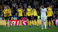 Para pemain Borussia Dortmund bergembira usai mencetak gol ke gawang Real Madrid, pada Matchday 6 Grup F Liga Champions 2016-2017, di Stadion Santiago Bernabeu, Kamis (8/12/2016) dini hari WIB. Hasil seri membuat Real Madrid berstatus runner-up grup.  (Re