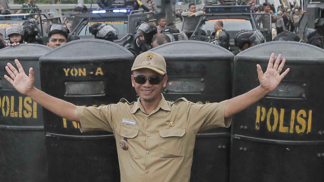 Aksi demo ini sempat membuat arus lalu lintas di Jalan Gatot Soebroto menuju arah Senayan-Slipi ditutup dan tidak bisa dilewati kendaraan.<br>(Foto Liputan6.com / Angga Yuniar)<br>