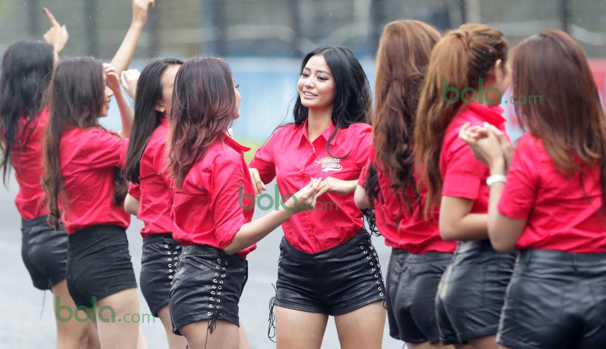 Model Umbrela Girl berfoto saat  peluncuran Repsol Honda Team  di Sentul, Bogor, Minggu (14/2/2016), (Bola.com/Nicklas Hanoatubun)