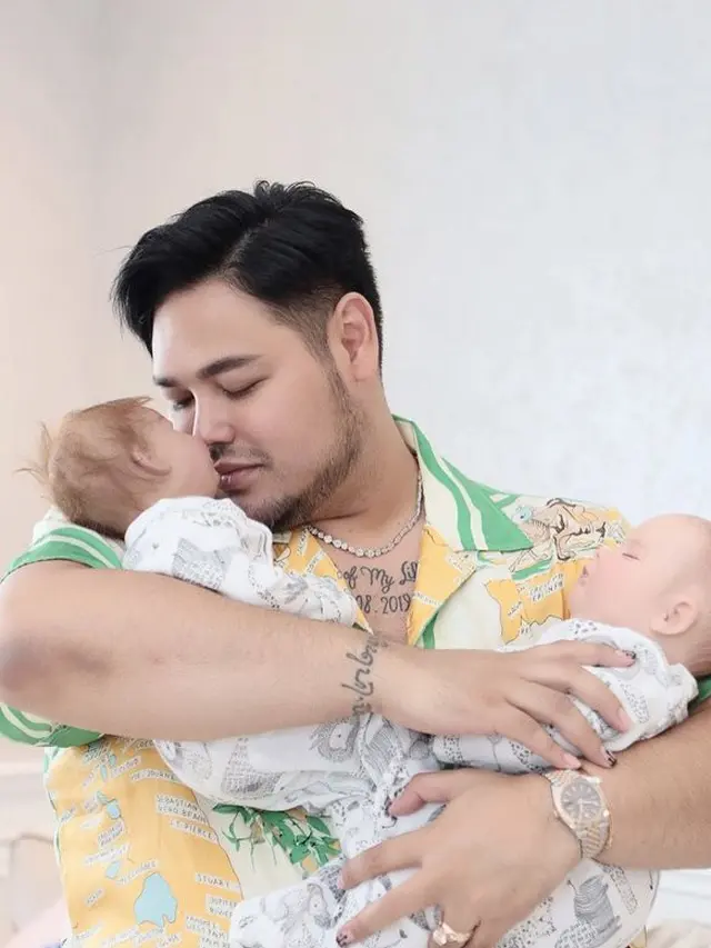 6 Potret Selebriti yang 'Adopsi' Boneka Bayi, Sudah Dianggap Sebagai Anak