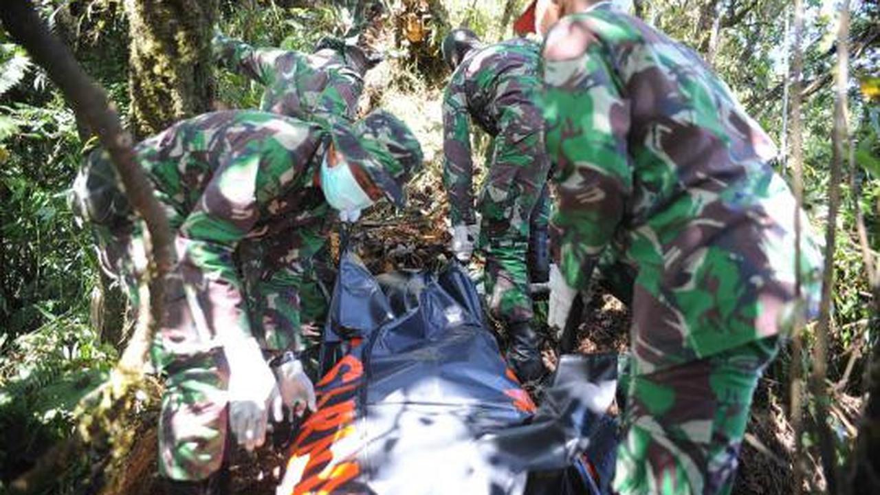 Saat evakuasi jenazah korban pesawat Sukhoi dibawa menggunakan helikop 