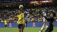 Pemain Al Nassr, Joao Felix, menanduk bola ketika bertanding meawan Al Ittihad dalam laga semifinal Piala Super Saudi di Hong Kong, 19 Agustus 2025. (AP Photo/Chan Long Hei)