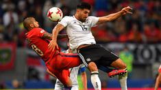 Pemain Chili, Arturo Vidal (kri) berduel dengan pemain Jerman, Emre Can pada laga grup B Piala Konfederasi 2017 di Kazan Arena Stadium, Kazan (22/6/2017). (AFP/Yuri Cortez)