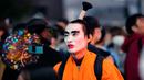 Orang-orang dengan kostum berjalan menyeberangi persimpangan jalan yang terkenal saat perayaan Halloween di distrik hiburan Shibuya, Tokyo, Jepang, 31 Oktober 2022. (AP Photo/Hiro Komae)