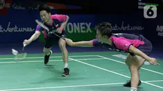 Ganda putra Indonesia Kevin Sanjaya  (kiri) dan Marcus Gideon mengembalikan kok ke pasangan Korea Selatan Kang Min-hyuk/Seo Seung-jae pada babak 16 besar Indonesia Open 2022 di Istora Senayan, Jakarta Pusat, Kamis (16/6/2022). Kevin/Marcus terhenti di babak 16 besar setelah kalah 14-21, 12-21. (Liputan6.com/Faizal Fanani)