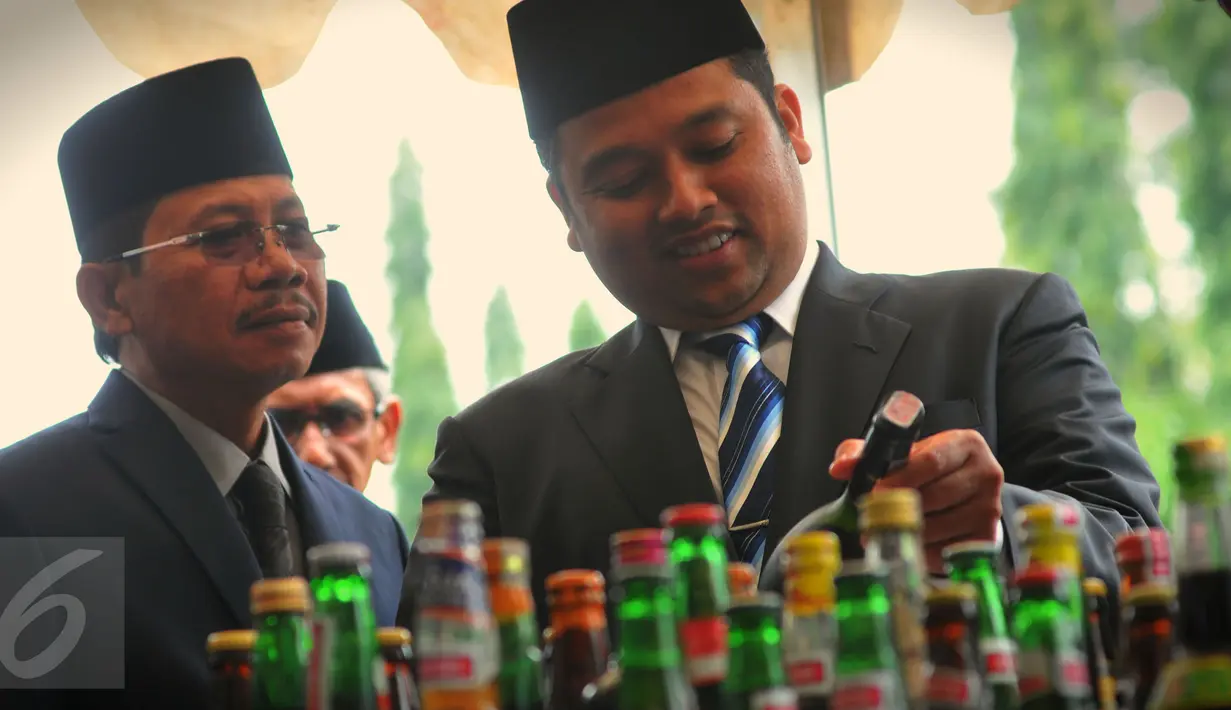 Walikota Kota Tangerang, Arief R Wismansyah melihat botol miras yang akan dimusnahkan, Tangerang, Minggu (28/2/2016). Penghancuran miras dalam rangka HUT Kota Tangerang ke-23. (Liputan6.com/Faisal R Syam) 