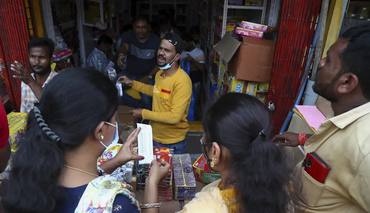 Orang-orang membeli petasan menjelang festival Diwali di Hyderabad, India, Sabtu (30/10/2021). Diwali, festival lampu Hindu, akan dirayakan pada 4 November. (AP Photo/Ajit Solanki)