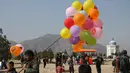 Seorang pria Afghanistan menjual balon selama perayaan untuk Nowruz, Tahun Baru Persia, di Kabul, (21/3). Nowruz dirayakan pada hari pertama musim semi di negara-negara termasuk Afghanistan, Tajikistan, dan Iran. (AP Photo/Rahmat Gul)