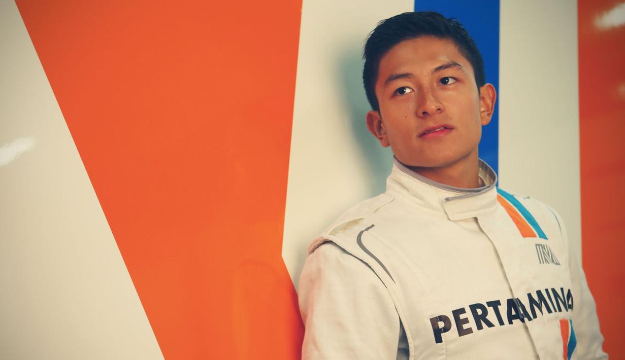 Rio Haryanto melakukan pemotretan sebelum mencoba kokpit mobil baru Manor Racing di Sirkuit Catalunya, Barcelona, Spanyol, Senin (22/2/2016). (Bola.com/Rio Haryanto Media)