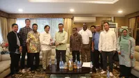 Menpora Imam Nahrawi menerima jajaran petinggi Klub Sepakbola Barito Putera, di Kediaman Widya Chandra III/14, Kebayoran Baru, Jakarta Selatan, Rabu (20/3) sore.