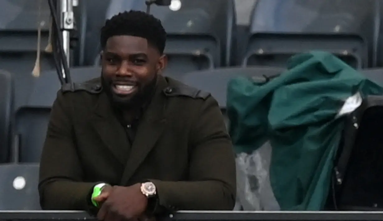Micah Richards. Eks bek kanan Manchester City ini kini bekerja sebagai komentator dan pundit di jaringan televisi Sky Sports dan BBC Sport tak lama setelah memutuskan pensiun bersama Aston Villa pada Juli 2019. Di samping tampil di studio, ia juga kerap menyiarkan langsung dan memberikan sejumlah pertanyaan dari lapangan saat sebelum maupun sesudah pertandingan. (AFP/Pool/Shaun Botterill)