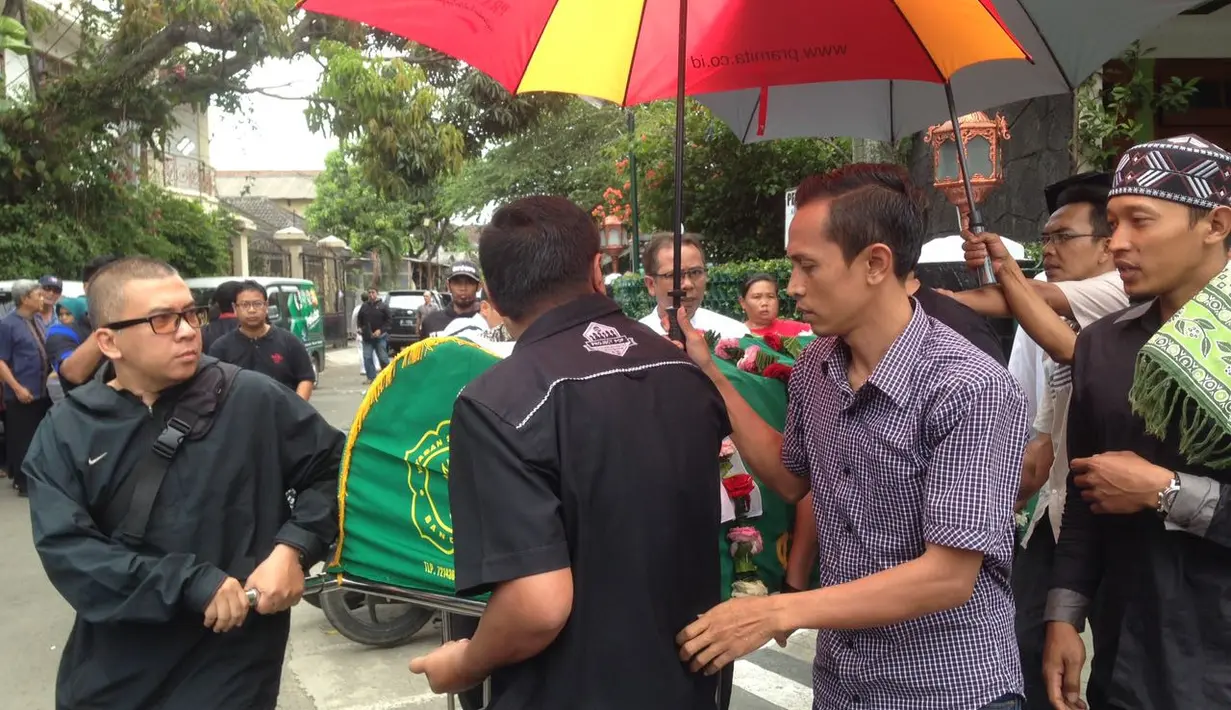 Secara bergantian, pihak keluarga pun melihat jenazah Oon untuk yang terakhir kalinya, termasuk istri dan kedua anaknya. Terlihat Dessy Rossalianita, istri Oon tampak mencium kening almarhum. (Syaiful Bahri/Bintang.com)