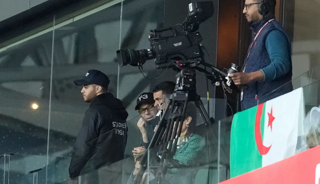 Legenda sepak bola Prancis, Zinedine Zidane menonton laga Grup E Piala Afrika 2025 antara Aljazira melawan Sudan di Moulay Hassan Stadium, Rabat, Markoko, Rabu (24/12/2025) malam WIB. (AP Photo/Mosa'ab Elshamy)