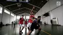 Seorang atlet basket menggiring bola saat berlatih di Gor Istana Kana, Jakarta, Jumat (12/1). Latihan ini untuk mempersiapkan diri dalam menghadapi Asian Games 2018. (Liputan6.com/Faizal Fanani)