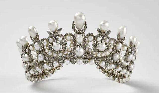 Rincian Koleksi Perhiasan Museum Louvre yang Dicuri