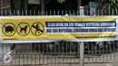 Spanduk himbauan untuk tidak menyeberang sembarang terpampang di pagar tempat warga biasa menyeberang di jalan raya Lenteng Agung, Jakarta, Kamis (3/12). (Liputan6.com/Yoppy Renato)