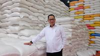 Direktur Utama Perum Bulog Budi Waseso membawa beras 50 kilogram (kg). Perum Bulog mencatat untuk pertama kalinya dalam sejarah menggelontorkan beras sebanyak 1,2 juta ton dalam operasi pasar. (Dok Bulog)