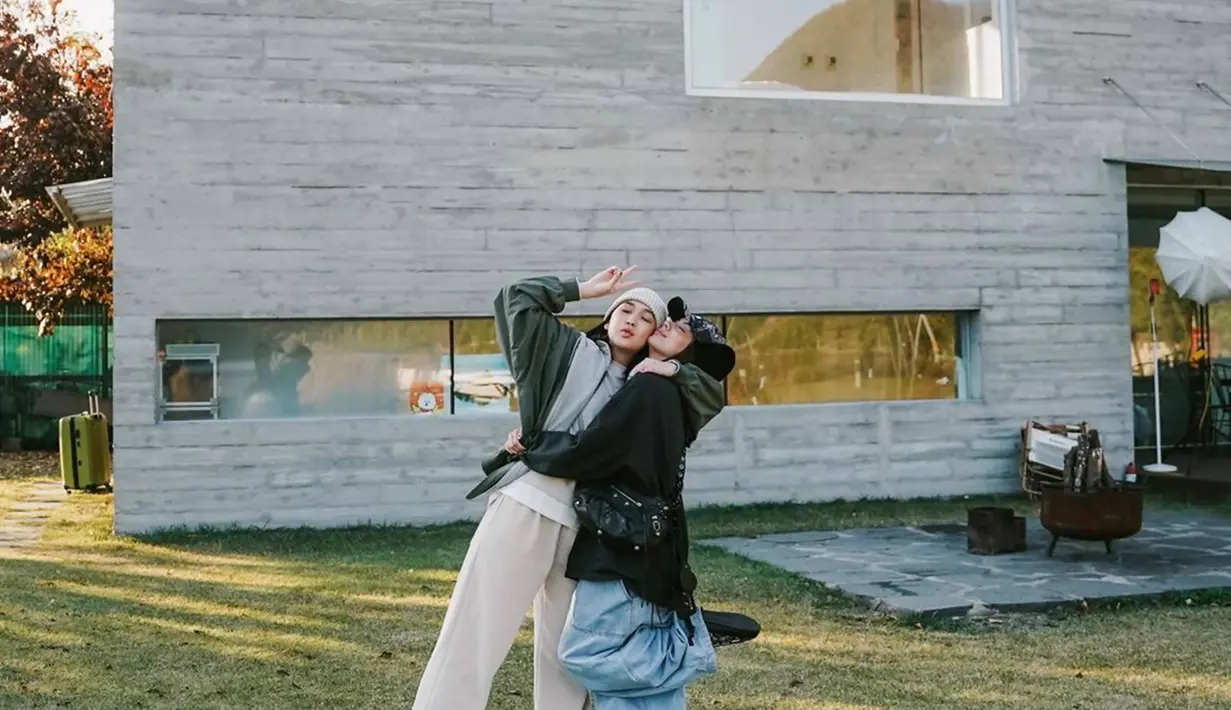Seperti halnya kali ini ia mengunjungi sebuah villa yang pernah dipakai oleh grup idol terkenal asal Korea Selatan, BTS pada acara In The Soop. Villa Lake 192 merupakan salah satu properti yang berada di Chuncheon, Gangwon saat ini cukup terkenal di kalangan para Army. 
 (Liputan6.com/IG/@agthpricilla)