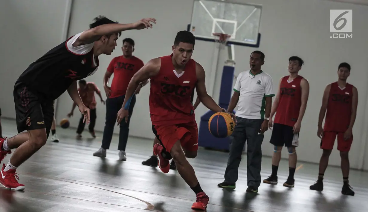 Seorang atlet basket putra menggiring bola saat berlatih di Gor Istana Kana, Jakarta, Jumat (12/1). Latihan ini untuk mempersiapkan diri dalam menghadapi Asian Games 2018. (Liputan6.com/Faizal Fanani)