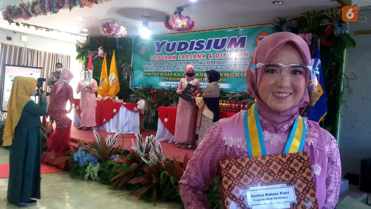 Senyum Manis Mahasiswi Cantik Saat Yudisium Perdana Masa New Normal