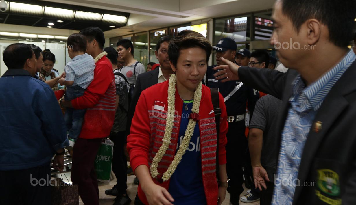 Juara Dunia Bulutangkis Ganda campuran Indonesia Liliyana Natsir saat tiba di Bandara Soekarno-Hatta, Cengkareng (29/8/2017). Tontowi/Liliyana meraih medali emas pada kejuaraan dunia di Glasgow. (Bola.com/Nicklas Hanoatubun)