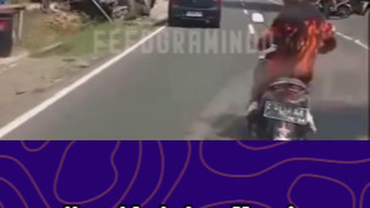 Niat Baik Bantu Buka Jalan Untuk Ambulans, Pria Pakai Baju Ormas Malah Tumbang Ikut Masuk ke IGD Rumah Sakit
