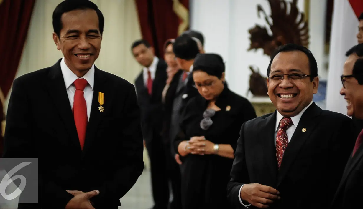 Presiden Joko Widodo (kiri) bersiap menerima surat-surat kepercayaan Duta Besar Luar Biasa dan Berkuasa Penuh (LBBP) untuk Republik Indonesia di Istana Merdeka, Jakarta, Selasa (4/10). (Liputan6.com/Faizal Fanani)