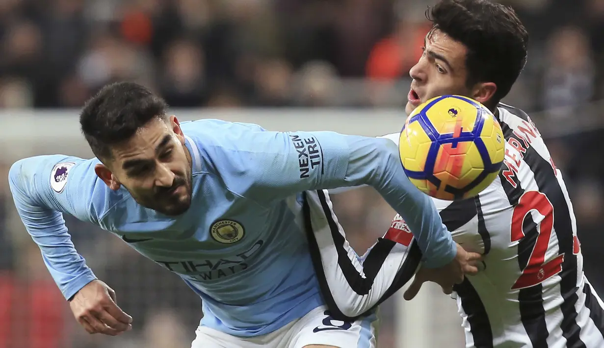 Pemain Newcastle United, Mikel Merino (kanan) melakukan duel dengan pemain Manchester City, Ilkay Gundogan (kiri) pada lanjutan Premier League di St James' Park, Newcastle-upon-Tyne, (27/12/2017). Manchester City menang 1-0. (AFP/Lindsey Parnaby)