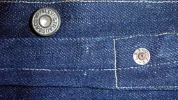 Foto tanpa tanggal disediakan oleh Daniel Buck Auctions menunjukkan detail dari sepasang  celana jeans Levi Strauss & Co. Pemilik pertama dari celana jeans itu adalah Solomon Warner, pemilik toko di Arizona yang membelinya pada tahun 1893. (AP Photo)