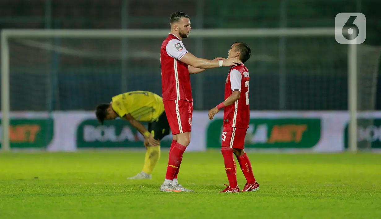 Pemain Persija Jakarta, Marko Simic (kiri) berbincang dengan Riko Simanjuntak saat melawan Barito Putera pada laga perempat final Piala Menpora 2021 di Stadion Kanjuruhan, Malang, Sabtu (10/4/2021). Persija Jakarta menang dengan skor 1-0. (Bola.com/Arief Bagus)