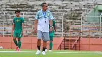 Aji Santoso memimpin sesi latihan Persebaya Surabaya di Stadion Gelora 10 November Tambaksari, Surabaya, Rabu (10/5/2023) sore WIB. (Bola.com/Wahyu Pratama)