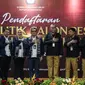 Ketua Komisi Pemilihan Umum (KPU) Hasyim Asy'ari  dan Ketua Umum Partai Garuda Ahmad Ridha Sabana saat Pendaftaran Partai Politik Calon Peserta Pemilu tahun 2024 di Kantor KPU, Jakarta, Rabu (3/8/2022). Hari ketiga pendaftaran, Partai Garuda menjadi partai politik kesebelas yang mendaftarkan diri untuk calon peserta Pemilu tahun 2024. (Liputan6.com/Johan Tallo)