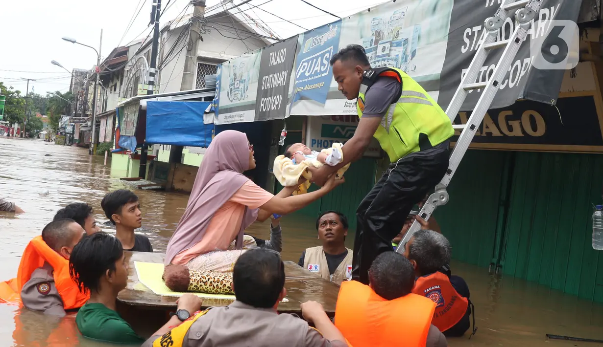 Petugas membantu mengevakuasi bayi yang terjebak banjir di perumahan Ciledug Indah, Tangerang, Rabu (1/1/2020). Banjir setinggi dada orang dewasa terjadi akibat meluapnya kali angke. (Liputan6.com/Angga Yuniar)