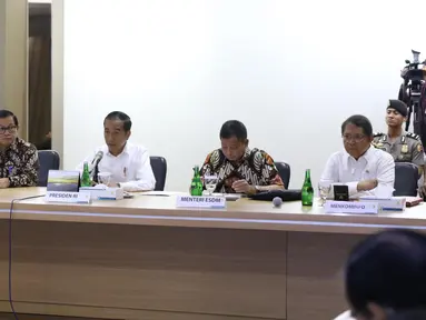 Presiden Joko Widodo (tengah) mendengarkan penjelasan saat mendatangi Kantor Pusat PLN (Persero) di Jakarta Selatan, Senin (5/8/2019). Kedatangan Jokowi untuk meminta penjelasan direksi PLN menyusul peristiwa pemadaman listrik di hampir seluruh Pulau Jawa. (Liputan6.com/Angga Yuniar)