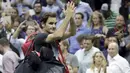 Roger Federer memberikan salam kepada penonton usai kalah dari petenis Argentina, Juan Martin del Potro pada laga perempat final AS Terbuka 2017 di Arthur Ashe Stadium, New York,(6/9/2017). Federer kalah 5-7, 6-3, 6-7, 4-6. (AP/Julio Cortez)