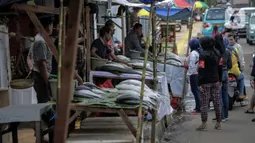 Aktivitas jual beli ikan bandeng di kawasan Rawa Belong, Jakarta, Selasa (21/1/2020). Bandeng yang biasanya menjadi hidangan khas saat Tahun Baru Imlek tersebut mulai ramai diperdagangkan di Rawa Belong. (Liputan.com/Faizal Fanani)