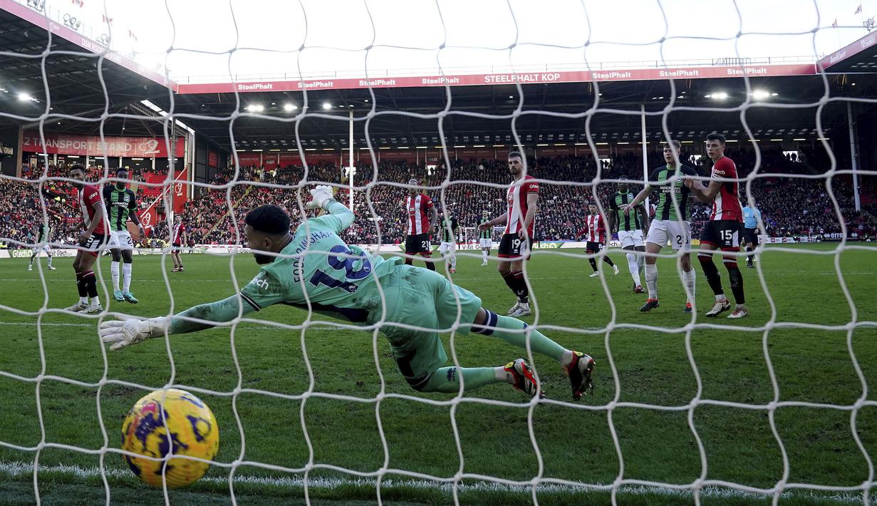 Kiper Sheffiled United, Wes Foderingham gagal menghalau bola tendangan pemain Brighton, Simon Adingra pada laga lanjutan Liga Inggris 2023/2024 di Bramall Lane stadium, Sheffield, Inggris, Minggu (19/02/2024). (AP Photo/PA/Nick Potts)