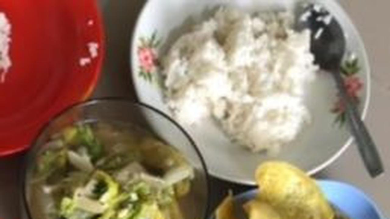 Tak mau jadi bulan-bulanan netizen, pemilik akun @si.ibunn akhirnya memberi detail bagaimana dirinya dan keluarga hidup. Terungkap ia dan keluarga selalu makan dengan lauk yang secukupnya.