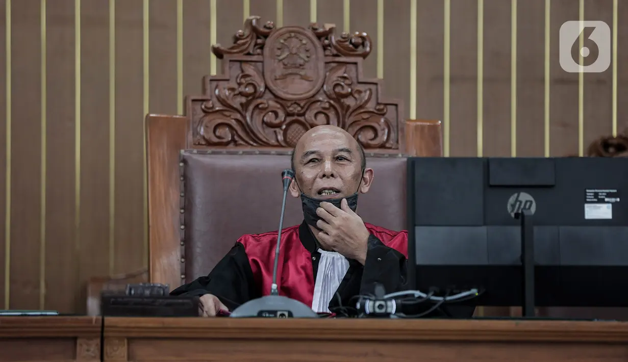 Ketua Majelis Hakim Nazar Effriandi memimpin sidang permohonan peninjauan kembali (PK) yang diajukan buronan kasus korupsi pengalihan hak tagih (cessie) Bank Bali, Djoko Tjandra di PN Jakarta Selatan, Senin (6/7/2020). Sidang ditunda karena Djoko Tjandra dikabarkan sakit. (Liputan6.com/Johan Tallo)