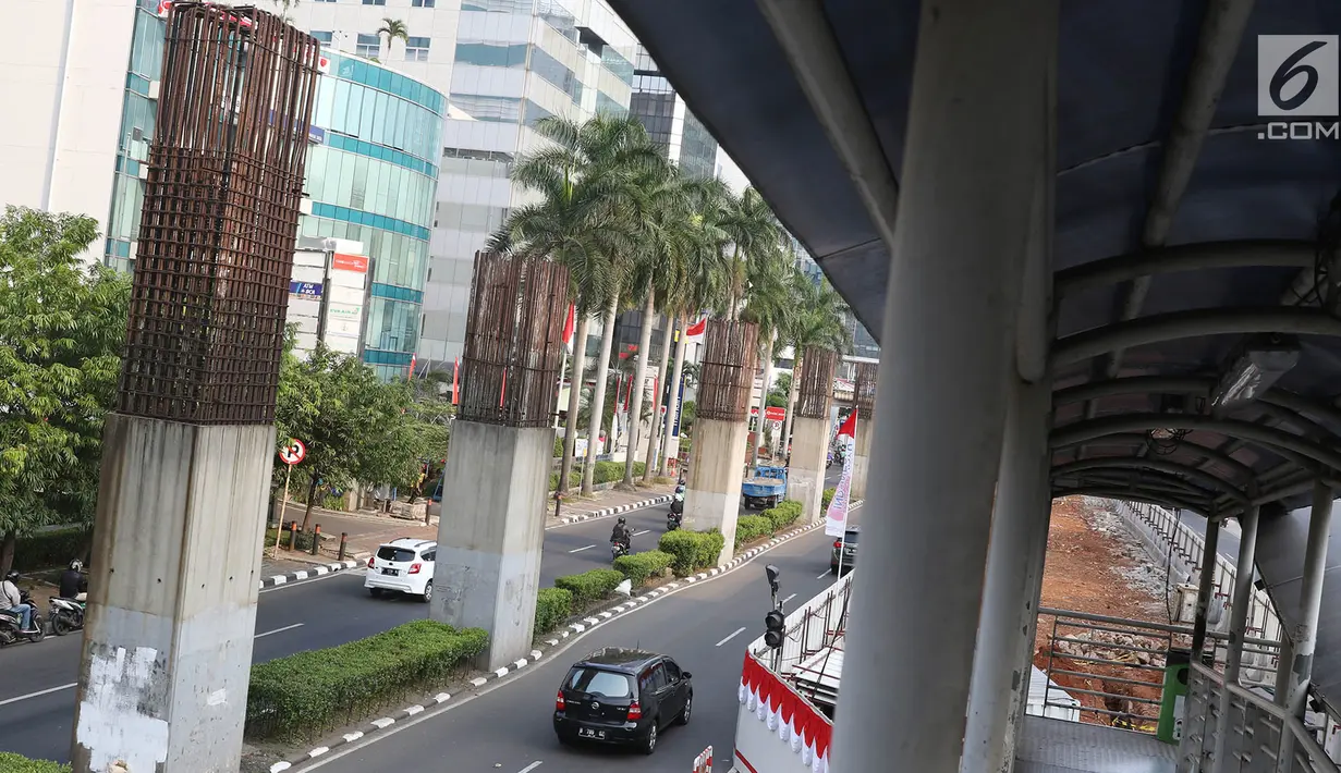Kendaraan melintas di dekat tiang monorel di Jalan HR Rasuna Said, Kuningan, Jakarta, Jumat (18/8). Pemprov DKI Jakarta tidak mengeluarkan anggaran untuk pembongkaran tiang monorel tersebut. (Liputan6.com/Immanuel Antonius)